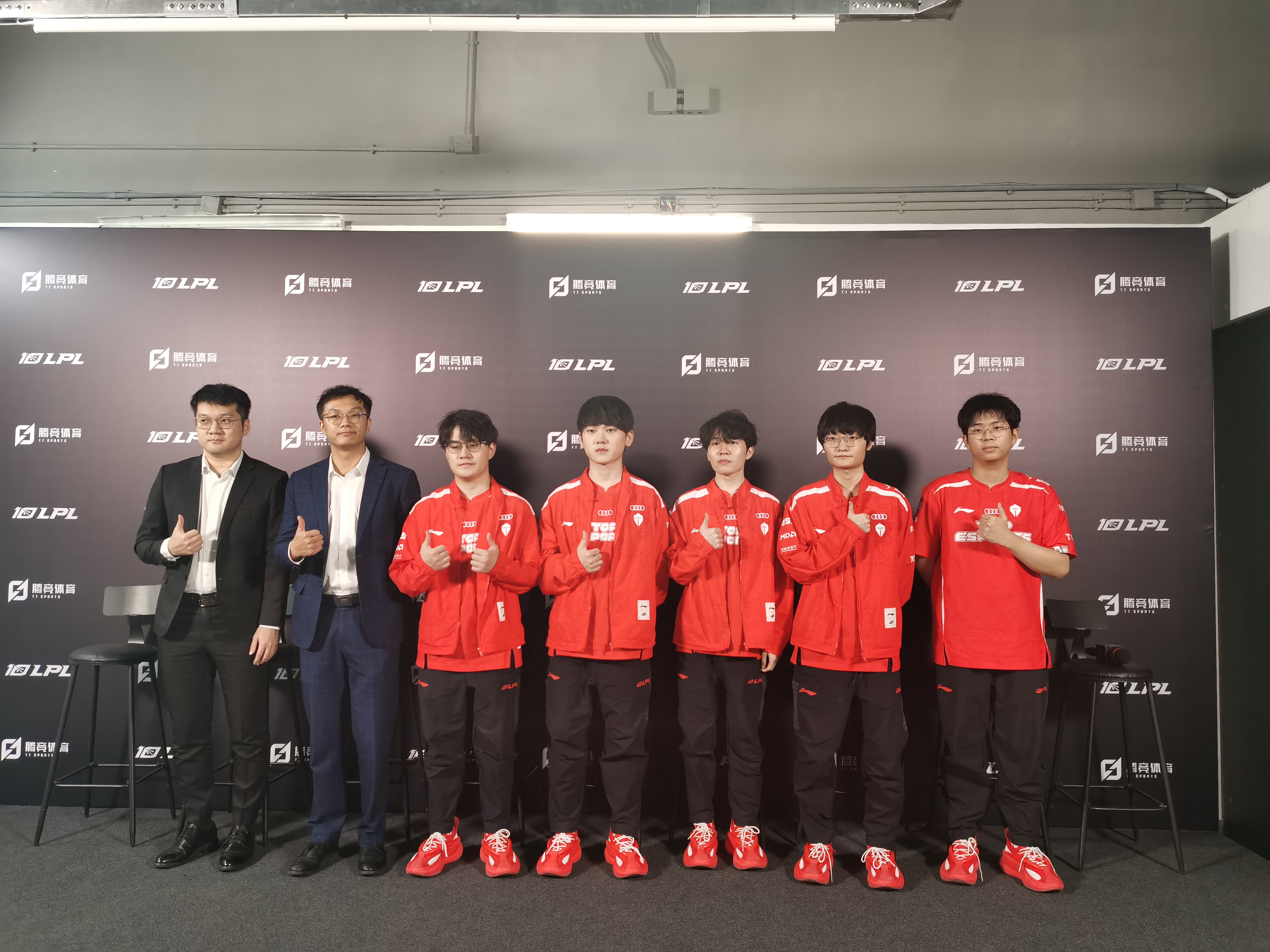 包含Rookie迎来五赛季高光表现，TES球迷沸腾！的词条